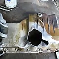 Baie de ulei din aluminiu cu o gaură, înainte de reparație