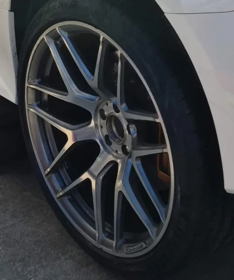 Detaliu: jantă gri cu spițe duble, Mercedes-AMG GT