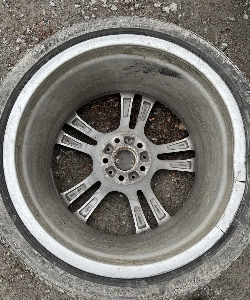 Înainte: jantă BMW cu marginea interioară fisurată